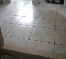 Carrelage dans le couloir donnant aux chambres