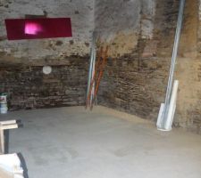 Une cheminée avec insert sera installé. De chaque coté la pierre sera apparente.
La hauteur de la piece est de 3.60m