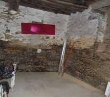 Nous pensons garder la petite ouverture qui se trouve derriere la plaque rouge et condamné celle du bas.
A droite de la photo ça sera l'emplacement de la cheminée.