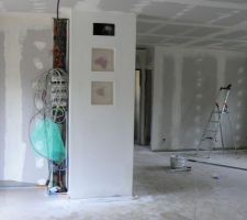 Pon&ccedil;age et premi&egrave;re sous couche pour la chemin&eacute;e ...