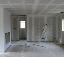 Le mur de la t&eacute;l&eacute; est ponc&eacute;!