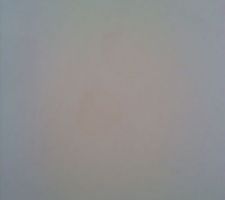 Après nettoyage au CIF des tâches de thé laissées 5 minutes en contact sur le SILESTONE. C'est mieux. Mais on peut remarquer encore deux traces (gouttes) au centre de la photo...