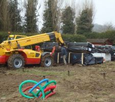 Déchargement des colis au manitou