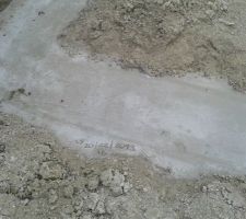 Petit délire du jour : nos initiales gravées dans le béton des fondations ;-)