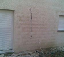 Enduit posé sur mur trempé.