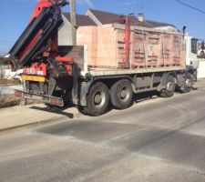 Le camion de livraison pres a décharger les palettes