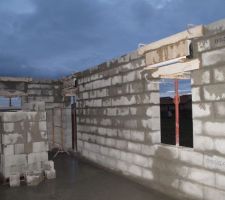 Fen&ecirc;tre chambre parentale 1er plan - bureau au fond