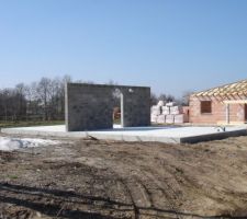 Le mur de refend entre la partie jour et la partie nuit.
Le mur assure une bonne acoustique entre les 2 espaces.
Avec le dallage en béton le mur en brique pleine permet d'avoir un peu d'inertie pour capter les calories du soleil l'hiver et les frigories l'été lors de l'aération de la maison.