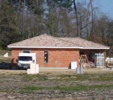 Une autre maison du lotissement, les menuiseries
ext&eacute;rieures sont en cours de pose