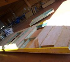 Suite...
pose de l'isolant entre montants en fibre de bois et chanvre