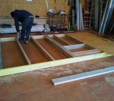 Mise en place du contreventement intérieur en OSB. Un joint d'étanchéité à l'air est réalisé avant la pose des panneaux