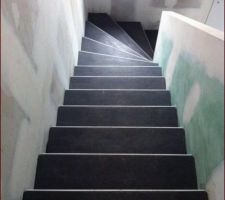 Escalier : les marches sont carrel&eacute;es, il reste &agrave; faire les plinthes