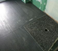 Sol joint&eacute; dans la sdb du rdc