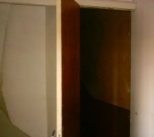 Porte couloir donnant sur grenier