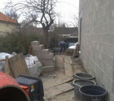 Mur cloture du fond du jardin en cours
il fera 1 m de haut   grillage.