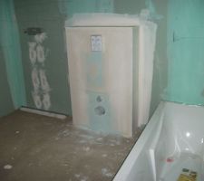 23 février 2013 - Dalle dans la SDB coulée : avec une pente dans la douche à l'italienne. Coffrage des WC