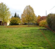 Voici le terrain vu depuis l'entr&eacute;e du futur chemin.