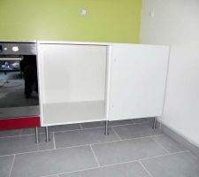 Ce meuble d'angle de 120cm ne passant pas, il a fallu le réduire de 1.5cm dans sa longueur !!! (chapeau à l'artiste "tronçonneur" !)
