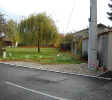 Le terrain vu depuis l'autre cot&eacute; de la rue. Le futur chemin, qui fait quand m&ecirc;me 47 m&egrave;tres, nous appartient, ce n'est pas une servitude. Nous seront les seuls &agrave; l'utiliser et le portail pourra &ecirc;tre mis au bord de la rue.