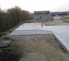La terrasse est coulée (environ 4m x 8m)