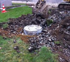 Puits d'eau pluviale sur le côté droit de la maison