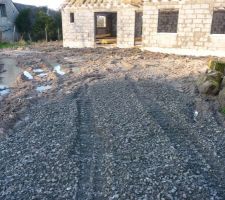 Reflection du chemin d'accès 
mon terrassier ne l'a pas fait jusqu'a la maison car remblais de sécurité trop frais a son gout (terre non tassée donc hien c'est tout mou)