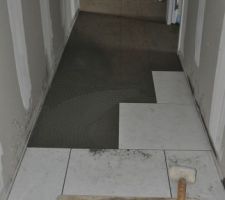 Pose carrelage dans le couloir