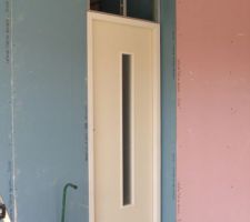 Porte du couloir posée pour la photo car abimée !