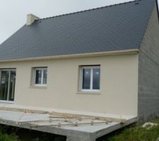 Portes,fenetres,toiture terminée et enduit en cours