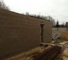 Ici nous sommes dans le jardin! On voit la petite fen&ecirc;tre de la salle &agrave; manger