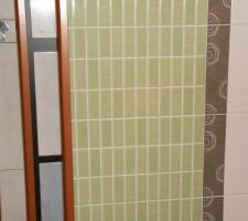 Mosaique orange derrire meuble blanc