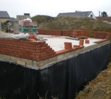 Apr&eacute;s 28 jours de s&eacute;chage pour la dalle b&eacute;ton,reprise des travaux en commen&ccedil;ant par le soubassement en brique