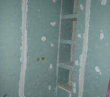 Niche en cours dans la salle de bains