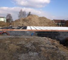 Pose des hourdis polystyrene cotes maison et plastique cotes garage