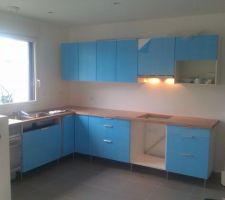 Cuisine, 
les facesdes des meubles sont laqu&eacute;es blanc (ikea)