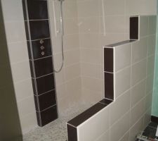 Et voila la salle de bains qui est en cours de finition avec ce muret en guise de paroi pour notre douche &agrave; l'italienne 120x180