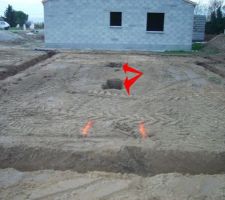Vue sur les fondations des futurs piliers qui serviront a la construction du vide sanitaire(0.80m).