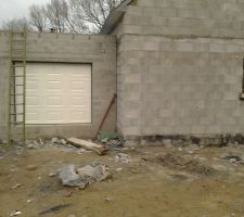 Le garage avec la porte motoriser