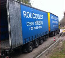 Camion 44 tonnes pour la livraison des dalles  et blocs RDC 

Pour l'anecdote: Le m&ecirc;me jour ds le village r&eacute;alisations des bordures de trottoir!!!un magnifique bazard!!