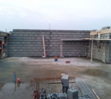 Vue du salon-s&eacute;jour, garage et cuisine.