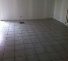 Fin de pose du carrelage dans le séjour