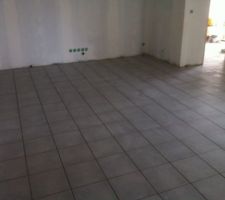 Fin de pose du carrelage dans le séjour