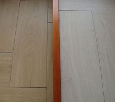 Carrelage imitation parquet. Celui de gauche pour ma chambre et celui de droite pour la seconde chambre en bas.