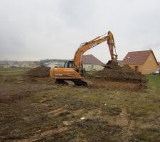 Le terrassier dame la fosse.