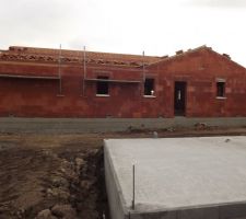 Vue sur coté de la maison qui donne sur le garage et l'atelier