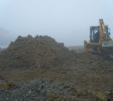Un joli tas de terre &agrave; r&eacute;cup&eacute;rer pour niveler le sol.