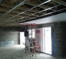 Pose des plaques pour le plafond