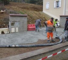 Le futur béton lavé sur la petite place devant la maison.