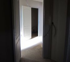 Couloir vue dune chambre enfant (2)