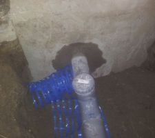 évacuation toute juste rebouchée à l'extérieur et grillage avertisseur (eau)